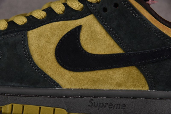 S x Nike SB Dunk Low “Camper Green” HQ8487-300