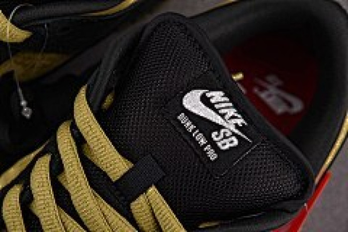 S x Nike SB Dunk Low “Camper Green” HQ8487-300