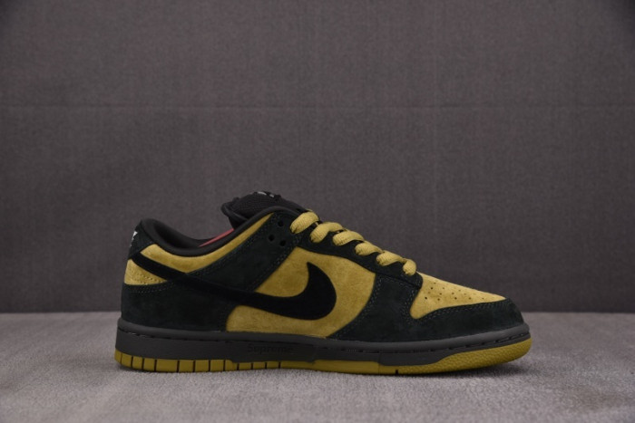 S x Nike SB Dunk Low “Camper Green” HQ8487-300