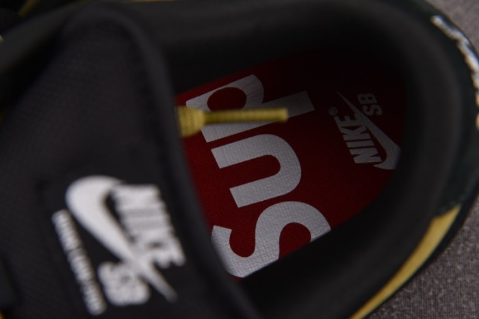 S x Nike SB Dunk Low “Camper Green” HQ8487-300