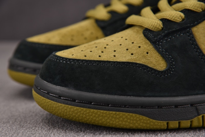 S x Nike SB Dunk Low “Camper Green” HQ8487-300