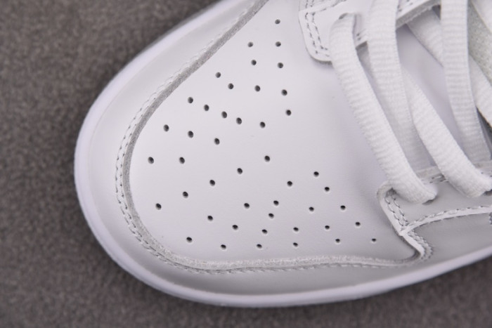 S x Nike SB Dunk Low 94 White Metallic Silver HQ8487-100