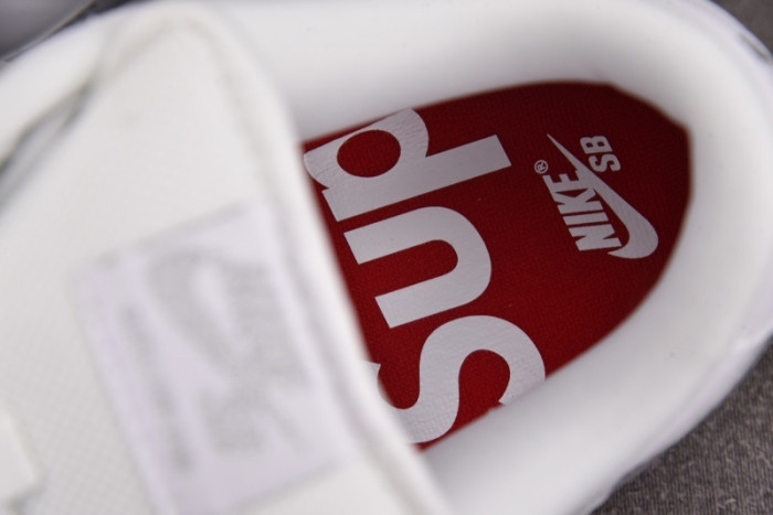 S x Nike SB Dunk Low 94 White Metallic Silver HQ8487-100